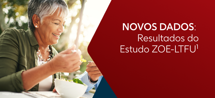 Representação de mulher se alimentando em um parque.